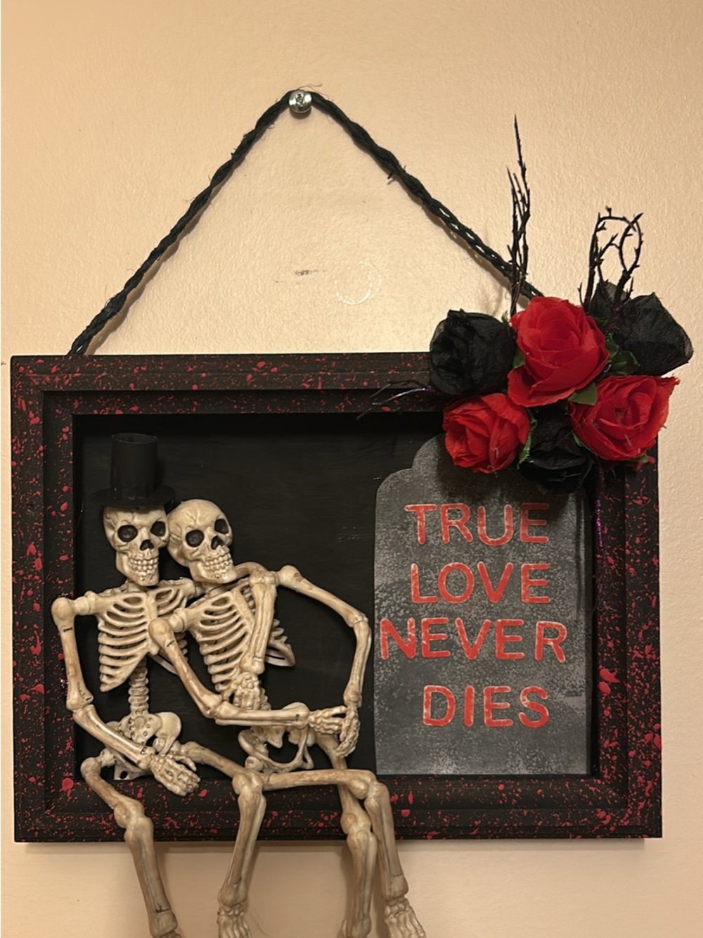 Black & Red Halloween Wall Plaque - 'True Love Never Dies'